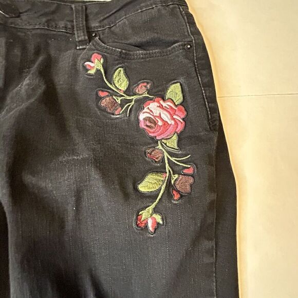 YMI Skinny Jeans Women's Size 11 Black Low Rise Distressed Embroidered Floral - Picture 4 of 10